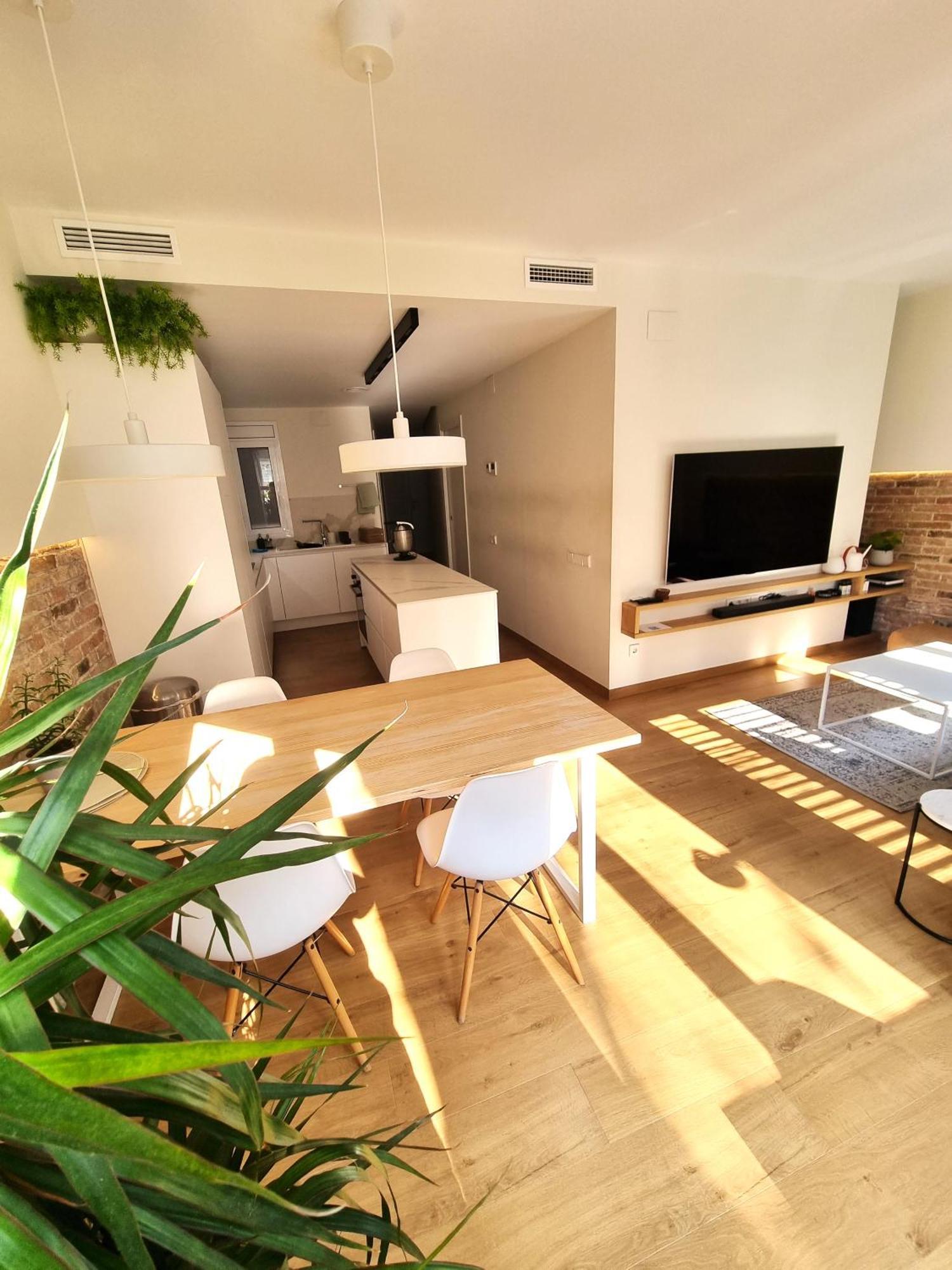 Cozy Bedroom With A Private Bathroom In A Shared House * Barcelone